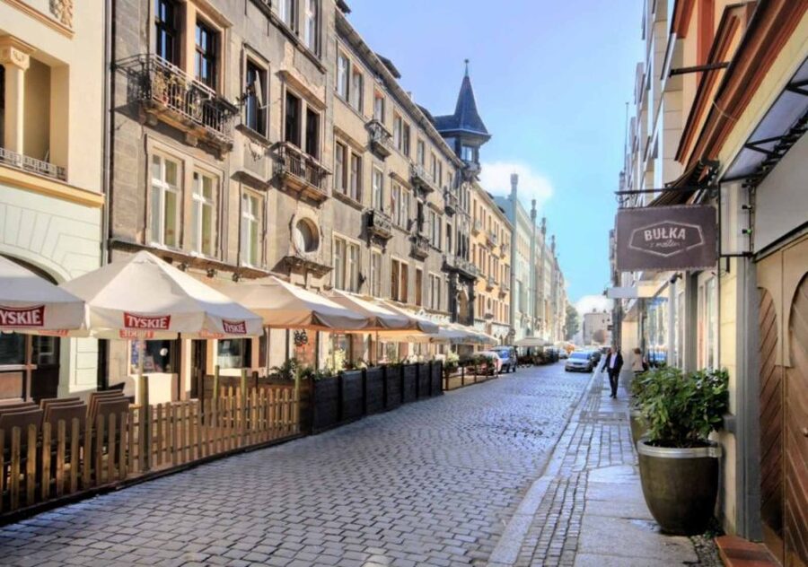 Wrocław: Boat Cruise with licensed guide only for your group - The guide and the changing city