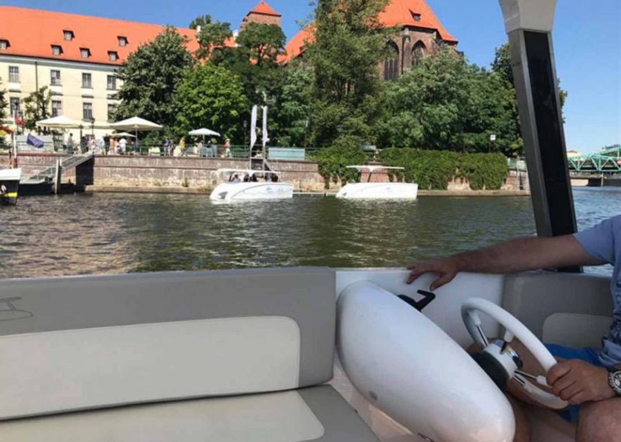 Wroclaw: City Walk and Cruise by Luxury Solar Catamaran - The balance between walking and cruising