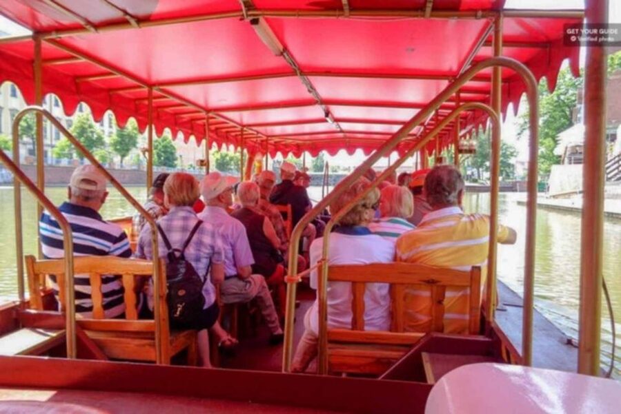 Wrocław: city walk with a professional guide and cruise - How the private format affects the value