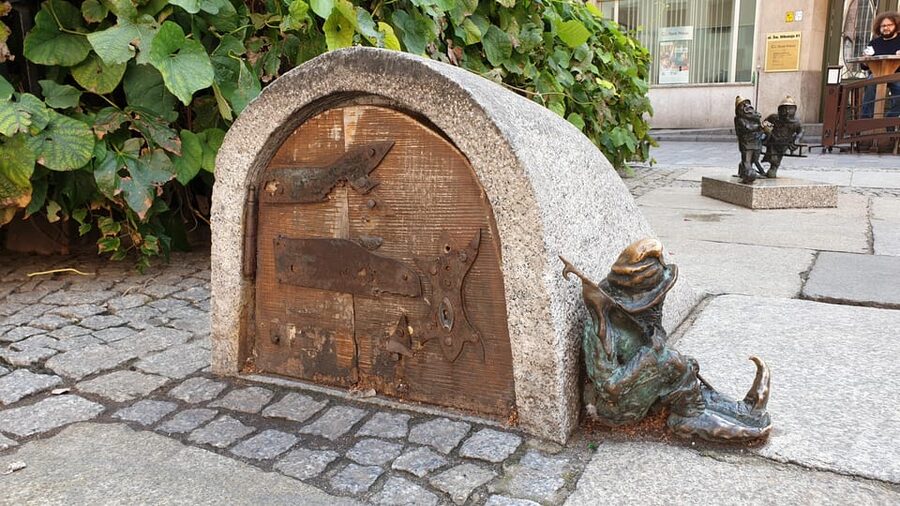 Wrocław: Following the dwarfs'. See the city differently! 2h - Papa Dwarf and the Orange Alternative