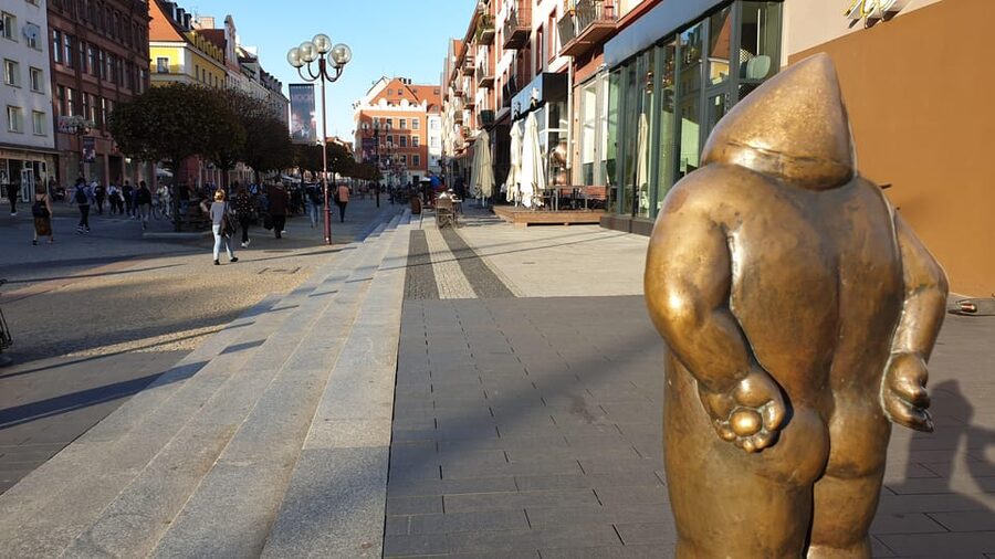 Wrocław: Following the dwarfs'. See the city differently! 2h - University of Wrocław and the Dwarf Swordsman