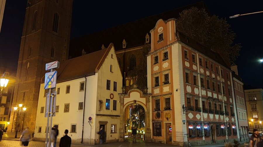 Wroclaw: Guided City Night Tour (2 hours) - The Fencer Fountain and University Quarter