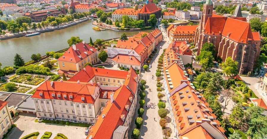 Wroclaw: Guided City Walk - Meeting the guide beneath Wroclaw’s Town Hall