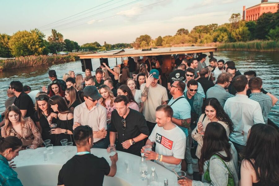 Wroclaw: Oder River Boat Party with Unlimited Drinks - Starting beside the Oder at Bulwar Xawerego Dunikowskiego