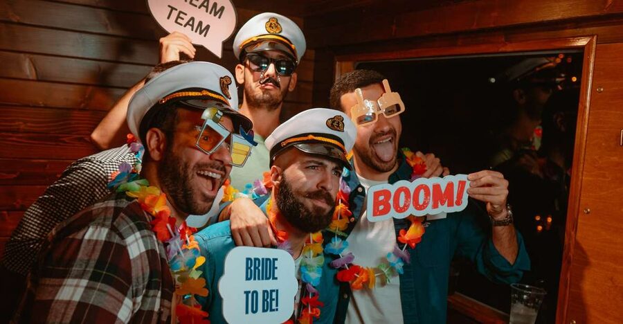 Wroclaw: Oder River Boat Party with Unlimited Drinks - DJ, drinking games, and the photo booth