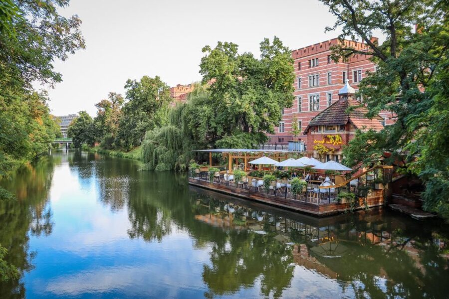 Wrocław: Old Town and Ostrów Tumski Walking Tour in English - Why this is a smart first look at Wrocław
