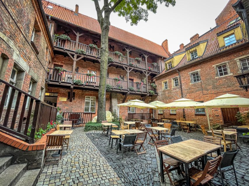 Wrocław: Old Town and Ostrów Tumski Walking Tour in English - Wrocław’s name, gnomes, and local character
