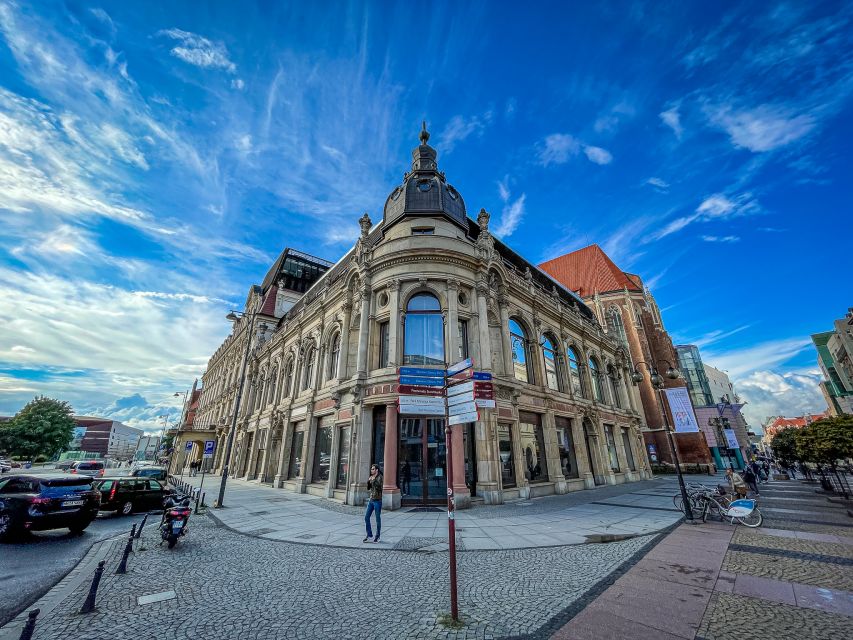 Wrocław: Old Town and Ostrów Tumski Walking Tour in English - Pace, breaks, and physical comfort