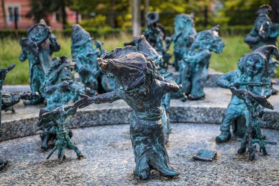 Wrocław: Old Town and Ostrów Tumski Walking Tour in English - Starting at the Fredro Statue in the Market Square