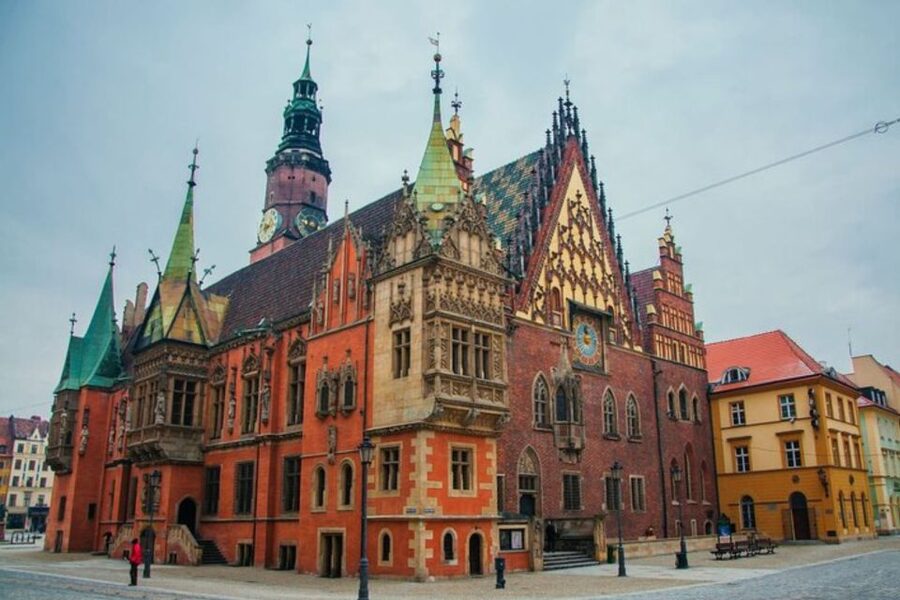 Wroclaw: Private custom tour with a local guide - Exploring the squares and historic architecture