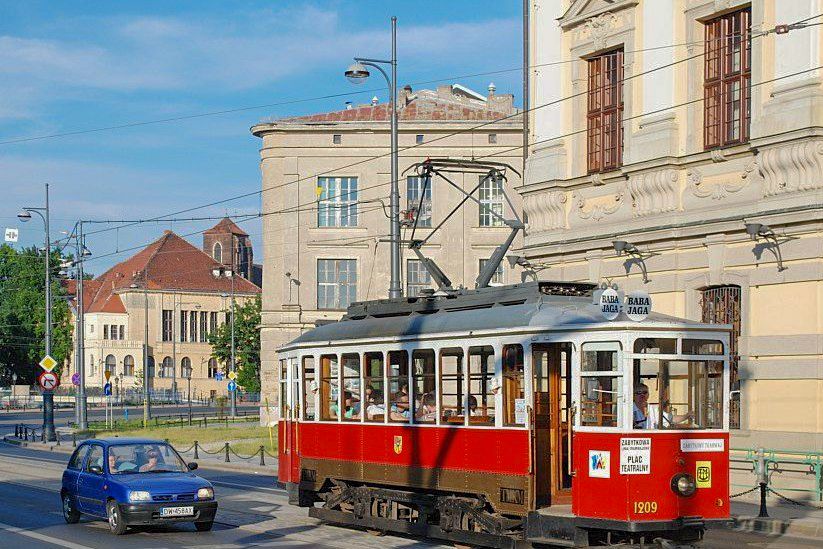 Wroclaw: Private Tour by smal Historic Tram (1,5h, 16 seats) - Guide, Language, And Commentary
