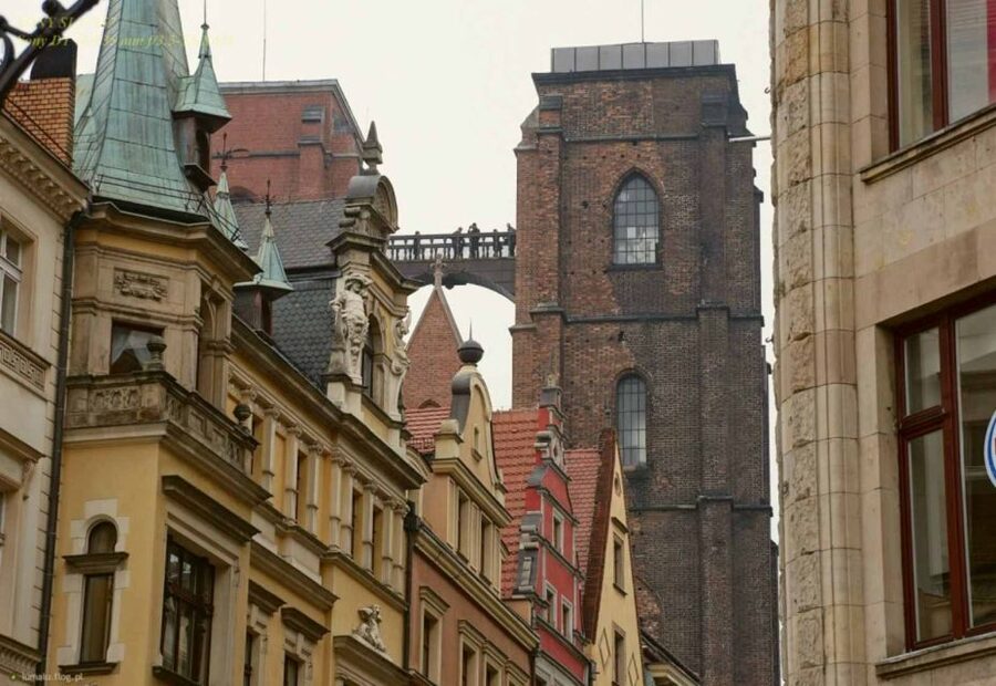 Wroclaw: Secrets of Wroclaw Walking Tour (2 hours) - What the guide style seems to offer