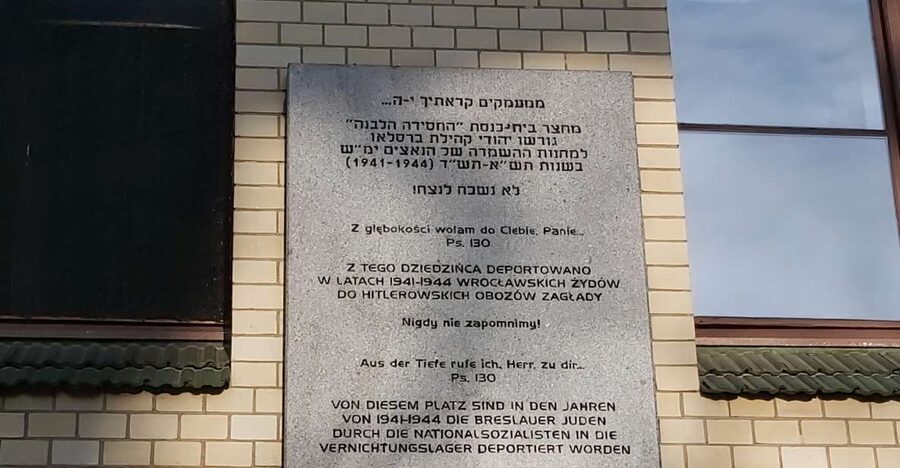 Wroclaw: Third Reich and World War Two Historical Tour - Meeting at Hotel Monopol and entering the Old Town